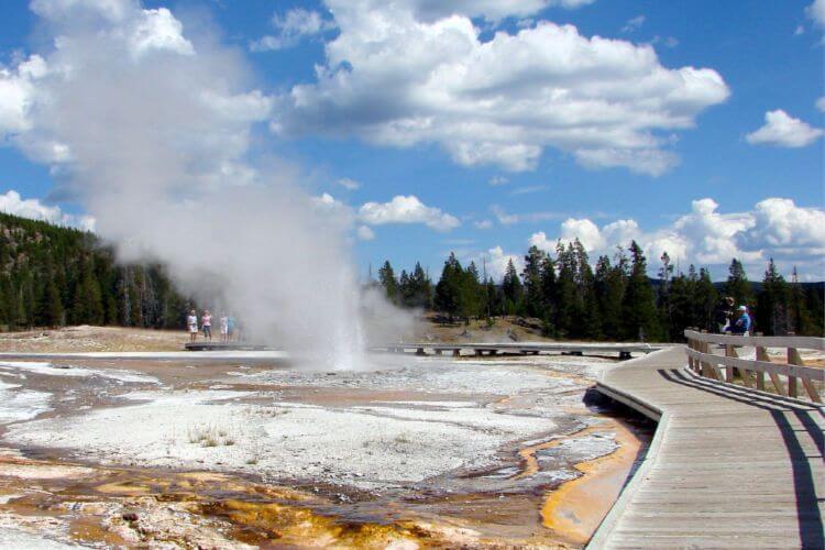 Old-Faithful-Geyser-Yellowstone-National-Park-Kids-Are-A-Trip